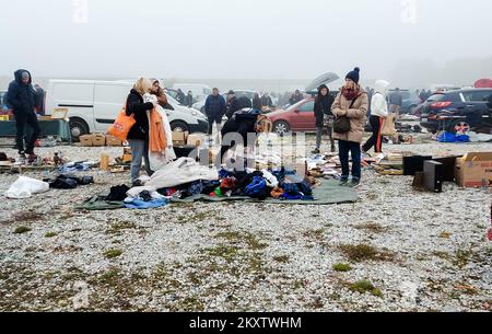 Besucher des Hrelic-Flohmarktes in Zagreb, Kroatien, am 31. Oktober 2021. Hrelic Flohmarkt ist ein riesiger offener Bereich, wo jeder fast alles verkaufen und kaufen kann. Sie findet das ganze Jahr über jeden Mittwoch, Samstag und Sonntag von 7am bis 3pm Uhr statt, und die Teilnahme ist itâ € kostenlos. Foto: Sanjin Strukic/PIXSELL Stockfoto