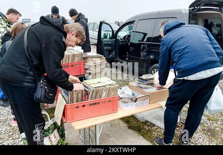 Besucher des Hrelic-Flohmarktes in Zagreb, Kroatien, am 31. Oktober 2021. Hrelic Flohmarkt ist ein riesiger offener Bereich, wo jeder fast alles verkaufen und kaufen kann. Sie findet das ganze Jahr über jeden Mittwoch, Samstag und Sonntag von 7am bis 3pm Uhr statt, und die Teilnahme ist itâ € kostenlos. Foto: Sanjin Strukic/PIXSELL Stockfoto