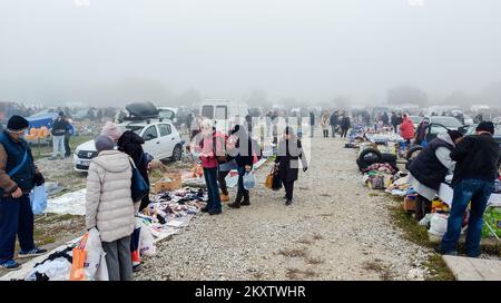Besucher des Hrelic-Flohmarktes in Zagreb, Kroatien, am 31. Oktober 2021. Hrelic Flohmarkt ist ein riesiger offener Bereich, wo jeder fast alles verkaufen und kaufen kann. Sie findet das ganze Jahr über jeden Mittwoch, Samstag und Sonntag von 7am bis 3pm Uhr statt, und die Teilnahme ist itâ € kostenlos. Foto: Sanjin Strukic/PIXSELL Stockfoto