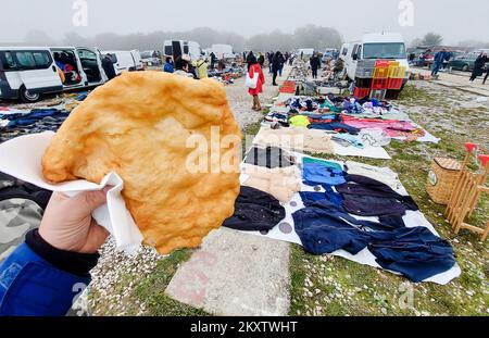 Besucher des Hrelic-Flohmarktes in Zagreb, Kroatien, am 31. Oktober 2021. Hrelic Flohmarkt ist ein riesiger offener Bereich, wo jeder fast alles verkaufen und kaufen kann. Sie findet das ganze Jahr über jeden Mittwoch, Samstag und Sonntag von 7am bis 3pm Uhr statt, und die Teilnahme ist itâ € kostenlos. Foto: Sanjin Strukic/PIXSELL Stockfoto
