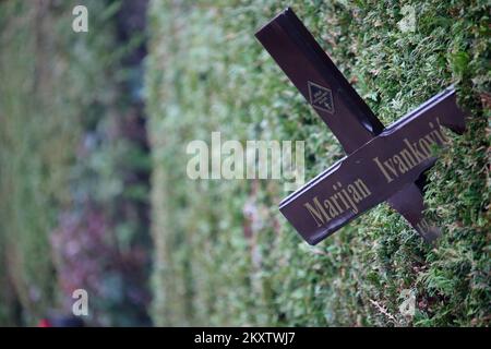 Ein Kreuz wird am Allerheiligen-Tag auf dem Mirogoj Friedhof in Zagreb, Kroatien, am 1. November 2021 abgebildet. Katholiken begehen den Allerheiligen-Tag mit einem Besuch der Friedhöfe und Gräber verstorbener Verwandter und Freunde. Foto: Sanjin Strukic/PIXSELL Stockfoto