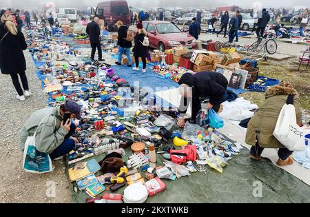 Besucher des Hrelic-Flohmarktes in Zagreb, Kroatien, am 31. Oktober 2021. Hrelic Flohmarkt ist ein riesiger offener Bereich, wo jeder fast alles verkaufen und kaufen kann. Sie findet das ganze Jahr über jeden Mittwoch, Samstag und Sonntag von 7am bis 3pm Uhr statt, und die Teilnahme ist itâ € kostenlos. Foto: Sanjin Strukic/PIXSELL Stockfoto
