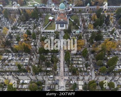 Luftaufnahme des Mirogoj Friedhofs während All Saints auf der 1. November 2021. In Zagreb, Kroatien Stockfoto