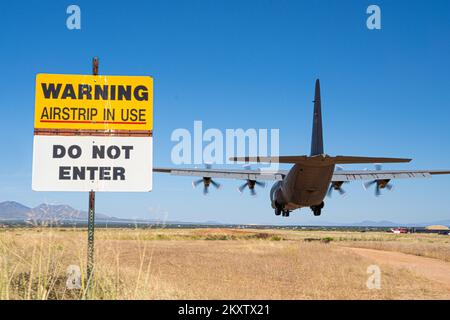 Ein C-130J Super-Hercules-Flugzeug aus dem 721. Geschwader der Royal Danish Air Force landet auf der Hubbard-Landezone in Fort Huachuca, während er am Advanced Tactics Aircrew-Kurs im Advanced Airlift Tactics Training Center am 27. September 2022 teilnimmt. Seit 1983 bietet das Ausbildungszentrum fortgeschrittene taktische Schulungen für Flugzeugbesatzungen der Luftwaffe National Guard, Air Force Reserve Command, Air Mobility Command, USA Marinekorps und 17 alliierte Nationen. (USA Air Force Foto von Tech. Sgt. Patrick Evenson) Stockfoto