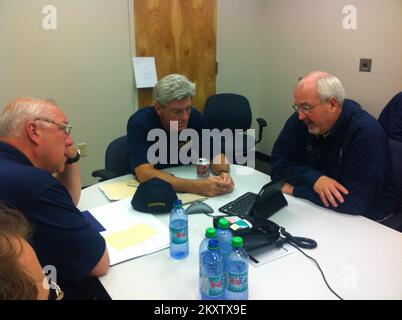 Hurrikan/Tropical Storm – Gulfport, Miss. , 28. August 2012 FEMA-Administrator Craig Fugate treffen mit MEMA-Direktor Robert Latham (links) und Mississippi Gov. Bryant (Zentrum) spricht über die Vorbereitungen für Hurrikan Isaac... Fotos zu Katastrophen- und Notfallmanagementprogrammen, Aktivitäten und Beamten Stockfoto