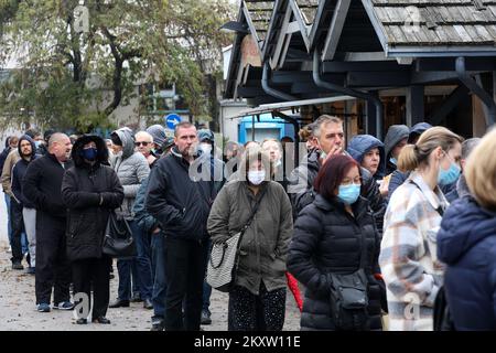 Auf der Zagreber Messe warten die Bürger in Schlangen auf die Impfung mit der 1. und 2. Dosis des Impfstoffes. Die offizielle Bestätigung des Hauptquartiers ist eingetroffen, dass heute der Tag mit den meisten Todesfällen durch das Coronavirus und der größten Anzahl von infizierten Menschen seit Beginn der Pandemie ist. In den letzten 24 Stunden wurden 7.094 neue Fälle von SARS-CoV-2-Virusinfektion registriert, und die Zahl der aktiven Fälle in Kroatien beträgt heute insgesamt 31.689. Unter ihnen befinden sich 1.786 Patienten in Krankenhäusern, von denen 234 Patienten Atemschutzgeräte erhalten., in Zagreb, Kroatien, am 0. November Stockfoto