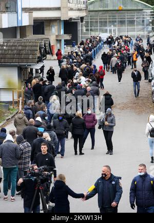 Auf der Zagreber Messe warten die Bürger in Schlangen auf die Impfung mit der 1. und 2. Dosis des Impfstoffes. Die offizielle Bestätigung des Hauptquartiers ist eingetroffen, dass heute der Tag mit den meisten Todesfällen durch das Coronavirus und der größten Anzahl von infizierten Menschen seit Beginn der Pandemie ist. In den letzten 24 Stunden wurden 7.094 neue Fälle von SARS-CoV-2-Virusinfektion registriert, und die Zahl der aktiven Fälle in Kroatien beträgt heute insgesamt 31.689. Unter ihnen befinden sich 1.786 Patienten in Krankenhäusern, von denen 234 Patienten Atemschutzgeräte erhalten., in Zagreb, Kroatien, am 0. November Stockfoto