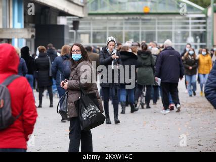 Auf der Zagreber Messe warten die Bürger in Schlangen auf die Impfung mit der 1. und 2. Dosis des Impfstoffes. Die offizielle Bestätigung des Hauptquartiers ist eingetroffen, dass heute der Tag mit den meisten Todesfällen durch das Coronavirus und der größten Anzahl von infizierten Menschen seit Beginn der Pandemie ist. In den letzten 24 Stunden wurden 7.094 neue Fälle von SARS-CoV-2-Virusinfektion registriert, und die Zahl der aktiven Fälle in Kroatien beträgt heute insgesamt 31.689. Unter ihnen befinden sich 1.786 Patienten in Krankenhäusern, von denen 234 Patienten Atemschutzgeräte erhalten., in Zagreb, Kroatien, am 0. November Stockfoto