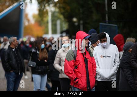 Auf der Zagreber Messe warten die Bürger in Schlangen auf die Impfung mit der 1. und 2. Dosis des Impfstoffes. Die offizielle Bestätigung des Hauptquartiers ist eingetroffen, dass heute der Tag mit den meisten Todesfällen durch das Coronavirus und der größten Anzahl von infizierten Menschen seit Beginn der Pandemie ist. In den letzten 24 Stunden wurden 7.094 neue Fälle von SARS-CoV-2-Virusinfektion registriert, und die Zahl der aktiven Fälle in Kroatien beträgt heute insgesamt 31.689. Unter ihnen befinden sich 1.786 Patienten in Krankenhäusern, von denen 234 Patienten Atemschutzgeräte erhalten., in Zagreb, Kroatien, am 0. November Stockfoto