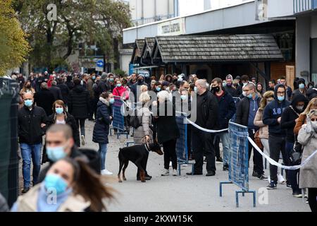 Auf der Zagreber Messe warten die Bürger in Schlangen auf die Impfung mit der 1. und 2. Dosis des Impfstoffes. Die offizielle Bestätigung des Hauptquartiers ist eingetroffen, dass heute der Tag mit den meisten Todesfällen durch das Coronavirus und der größten Anzahl von infizierten Menschen seit Beginn der Pandemie ist. In den letzten 24 Stunden wurden 7.094 neue Fälle von SARS-CoV-2-Virusinfektion registriert, und die Zahl der aktiven Fälle in Kroatien beträgt heute insgesamt 31.689. Unter ihnen befinden sich 1.786 Patienten in Krankenhäusern, von denen 234 Patienten Atemschutzgeräte erhalten., in Zagreb, Kroatien, am 0. November Stockfoto