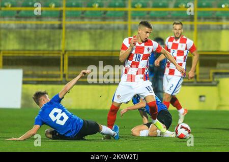 Stipe Biuk (L) von Kroatien fordert gemeinsam mit dem estnischen Mihkel Jarviste beim UEFA-Qualifikationsspiel für die Europameisterschaft unter 21 Jahren zwischen Kroatien U21s und Estland U21s am 11. November 2021 im Stadium Aldo Drosina in Pula, Kroatien, den Ball an. Stockfoto