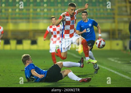 Stipe Biuk (R) von Kroatien fordert gemeinsam mit Kristjan Pelt von Estland beim UEFA-Qualifikationsspiel für die Europameisterschaft unter 21 Jahren zwischen Kroatien U21s und Estland U21s am 11. November 2021 im Stadium Aldo Drosina in Pula, Kroatien, den Ball an. Stockfoto