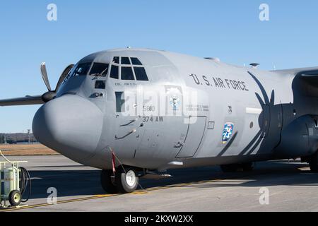 EIN US-AMERIKANISCHER Air Force C-130J Super Hercules, die der 36. Expeditionary Airlift Squadron zugeteilt wurde, sitzt am 16. November 2022 auf der Fluglinie des Yokota Air Base, Japan. Der 36. EAS ist mit der Durchführung von Abflugvorgängen zur Unterstützung des Betriebs Christmas Drop 22 beauftragt. Die 71.. Wiederholung der am längsten laufenden Ausbildungsmission für humanitäre Hilfe des Verteidigungsministeriums beginnt am 4. Dezember auf dem Luftwaffenstützpunkt Andersen, Guam, mit teilnehmenden Flugzeugen aus den USA und fünf Partnerländern. (USA Air Force Foto: Yasuo Osakabe) Stockfoto