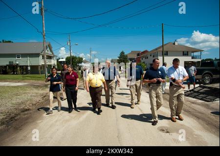 Hochwasser Hurrikan/Tropensturm - Ofen, Miss. , 2. September 2012 Ministeriums für innere Sicherheit Napolitano nimmt an einem Rundgang durch ein Gebiet Teil, das von den Regenfällen des Hurrikans Isaac überflutet wurde. Der Federal Coordinating Officer Terry Quarles (blaues Hemd rechts), Waveland Mayor David Garcia (gelbes Hemd) und Mississippi Emergency Management Agency (MEMA) Director Robert Latham (Zentrum) haben sich ebenfalls die Gegend angesehen. . Mississippi Hurrikan Isaac. Fotos zu Katastrophen- und Notfallmanagementprogrammen, Aktivitäten und Beamten Stockfoto