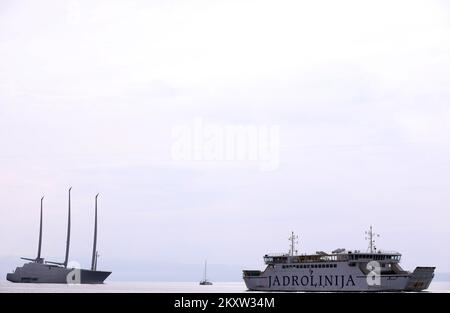 Die Mega-Luxusyacht des russischen Milliardärs Andrey Melnichenko vor Split, Kroatien auf der 12. November 2021. Stockfoto