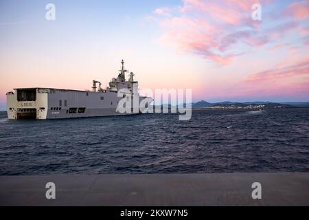 USA Marines und Matrosen der 2D Marine Division nehmen an der Übung NARVAL 2022 an Bord von Porte Helicopteres Amphibie Dixmude, dem Amphibien-Hubschrauberträger der französischen Marine, in Toulon, Frankreich, vom 19. Bis 25. November 2022 Teil. Übung NARVAL soll das Potenzial für zukünftige Battalion- oder Brigadeübungen mit französischen Amphibien abschätzen. (USA Marinekorps Foto von Sgt. Alexa M. Hernandez) Stockfoto