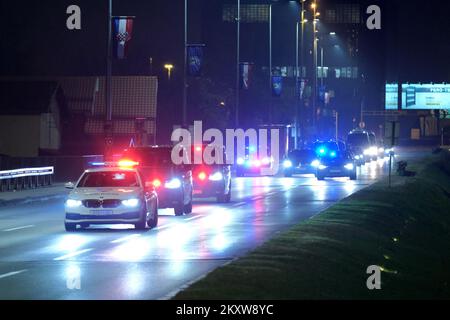 Der französische Präsident Emmanuel Macron, begleitet von der Polizei, kommt am 24. Vom Flughafen ins Zentrum von Zagreb, Kroatien. November 2021. Foto: Slaven Branislav Babic/PIXSELL Stockfoto