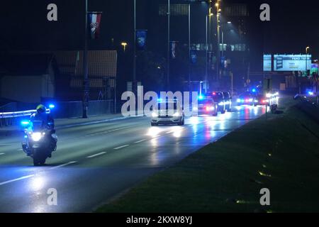 Der französische Präsident Emmanuel Macron, begleitet von der Polizei, kommt am 24. Vom Flughafen ins Zentrum von Zagreb, Kroatien. November 2021. Foto: Slaven Branislav Babic/PIXSELL Stockfoto