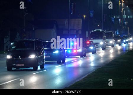 Der französische Präsident Emmanuel Macron, begleitet von der Polizei, kommt am 24. Vom Flughafen ins Zentrum von Zagreb, Kroatien. November 2021. Foto: Slaven Branislav Babic/PIXSELL Stockfoto