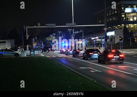 Der französische Präsident Emmanuel Macron, begleitet von der Polizei, kommt am 24. Vom Flughafen ins Zentrum von Zagreb, Kroatien. November 2021. Foto: Slaven Branislav Babic/PIXSELL Stockfoto