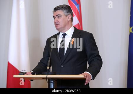 Der kroatische Präsident Zoran Milanovic trägt anlässlich des Internationalen Tages zur Beseitigung der Gewalt gegen Frauen orangefarbene Schleifen und gibt nach dem Treffen mit dem französischen Präsidenten Emmanuel Macron im Amt des Präsidenten am 25. November 2021 in Zagreb (Kroatien) eine Erklärung ab. Foto: Sanjin Strukic/PIXSELL Stockfoto