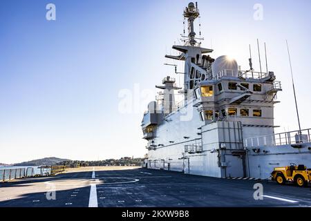 USA Marines und Matrosen der 2D Marine Division nehmen an der Übung NARVAL 2022 an Bord von Porte Helicopteres Amphibie Dixmude, dem Amphibien-Hubschrauberträger der französischen Marine, in Toulon, Frankreich, vom 19. Bis 25. November 2022 Teil. Übung NARVAL soll das Potenzial für zukünftige Battalion- oder Brigadeübungen mit französischen Amphibien abschätzen. (USA Marinekorps Foto von Sgt. Alexa M. Hernandez) Stockfoto