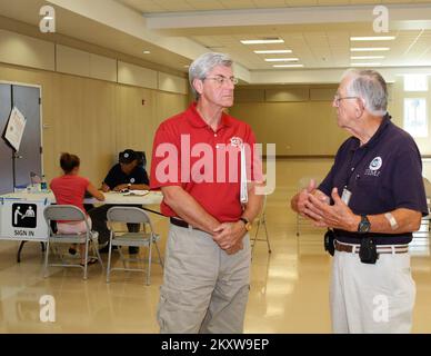 Hurrikan/Tropical Storm – Gulfport, Miss. , 10. September 2012 FEMA Disaster Recovery Center Manager Joe Redmond begrüßt Gouverneur Phil Bryant im Harrison County Disaster Recovery Center. Die FEMA arbeitet daran, Überlebende des Hurricane Isaac zu registrieren, der am 28. August 2012 Tausende Häuser und Unternehmen in Mississippi und Louisiana beschädigt oder zerstört hat. David Fine/FEMA Mississippi Hurrikan Isaac. Fotos zu Katastrophen- und Notfallmanagementprogrammen, Aktivitäten und Beamten Stockfoto