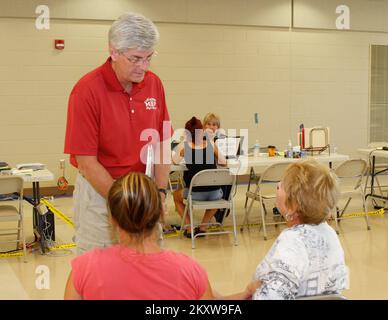 Hurrikan/Tropical Storm – Gulfport, Miss. Am 10. September 2012 spricht der Gouverneur von Mississippi Phil Bryant im Harrison County Disaster Recovery Center mit den Überlebenden über ihre Erfahrung mit Hurrikan Isaac. Die FEMA arbeitet daran, Überlebende zu registrieren, die vom Hurrikan Isaac beschädigt wurden. Hurrikan Isaac zerstörte am 28. August 2012 Tausende Häuser und Geschäfte in Mississippi und Louisiana. David Fine/FEMA Mississippi Hurrikan Isaac. Fotos zu Katastrophen- und Notfallmanagementprogrammen, Aktivitäten und Beamten Stockfoto