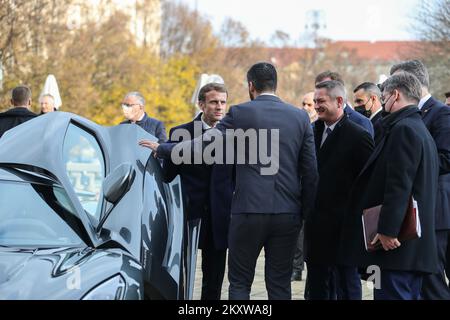 Der französische Präsident Emmanuel Macron trifft mit dem kroatischen Premierminister Andrej Plenkovic auf der Terrasse des Esplanade Hotels ein, wo Mate Rimac, CEO der Rimac Group, und Christophe Piochon, Chief Operating Officer von Bugatti, am 25. November zwei Autos von Nevera und Bugatti in Zagreb, Kroatien, präsentierten. 2021 der französische Präsident ist zum ersten Mal in Kroatien. Foto: Luka Stanzl/PIXSELL Stockfoto