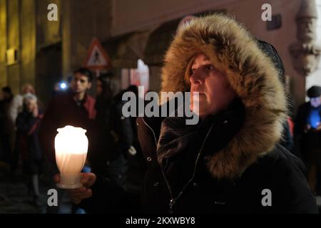 Demonstranten werden gesehen, wie sie Laternen und Kerzen vor St. anzünden Marks Kirche. Mehrere tausend Menschen aus ganz Kroatien trafen sich am Samstag in Zagreb, um gegen obligatorische COVID-19-Zertifikate und geltende epidemiologische Beschränkungen zu protestieren. Die Teilnehmer des Protestes, der auch als "Silent White March on Social Networks" bezeichnet wird, wollen, dass die Regierung die COVID-19-Zertifikate abschafft. Die belegen, dass oneâ€™gegen COVID-19 geimpft wurde oder sich von COVID-19 erholt hat und die für Mitarbeiter von Regierungen und öffentlichen Einrichtungen sowie für alle anderen Personen, die das institut betreten, obligatorisch geworden sind Stockfoto