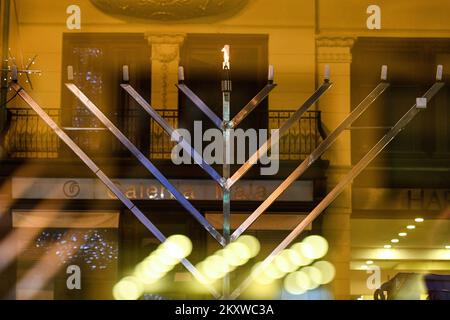 Zündung der Menorah in Zagreb, Kroatien, am 28. November 2021. Die erste Kerzenleuchtungszeremonie auf der großen Menora anlässlich des Beginns des achttägigen jüdischen Feiertags Hanukka. Phioto: Zoe Sarlija/PIXSELL Stockfoto