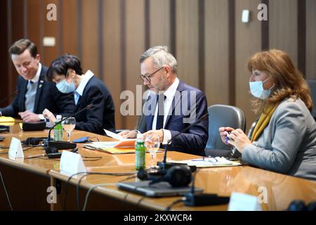 Staatsminister für Europa Michael Roth während des Treffens mit Mitgliedern der Freundschaftsgruppe der Parlamentarischen Versammlung von Bosnien und Herzegowina und Mitglied des Deutschen Bundestages Adis Ahmetovic am 1,2021. Dezember in Sarajewo, Bosnien und Herzegowina. Foto: Armin Durgut/PIXSELL Stockfoto