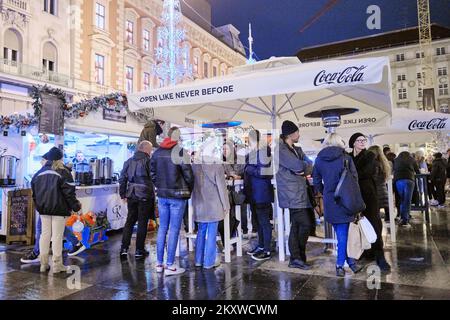 Auf dem Ban Josip Jelacic Square werden Besucher während der Adventszeit in Zagreb, Kroatien, an der 01. Dezember 2021. Foto: Tomislav Miletic/PIXSELL Stockfoto