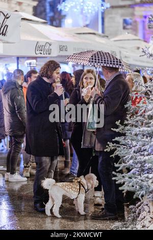 Auf dem Ban Josip Jelacic Square werden Besucher während der Adventszeit in Zagreb, Kroatien, an der 01. Dezember 2021. Foto: Tomislav Miletic/PIXSELL Stockfoto