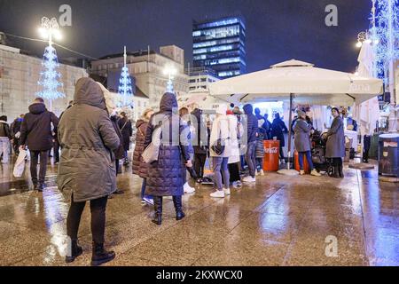 Auf dem Ban Josip Jelacic Square werden Besucher während der Adventszeit in Zagreb, Kroatien, an der 01. Dezember 2021. Foto: Tomislav Miletic/PIXSELL Stockfoto