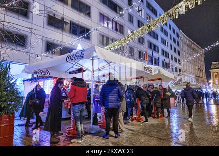 Auf dem Ban Josip Jelacic Square werden Besucher während der Adventszeit in Zagreb, Kroatien, an der 01. Dezember 2021. Foto: Tomislav Miletic/PIXSELL Stockfoto