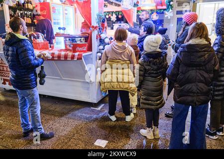 Auf dem Ban Josip Jelacic Square werden Besucher während der Adventszeit in Zagreb, Kroatien, an der 01. Dezember 2021. Foto: Tomislav Miletic/PIXSELL Stockfoto