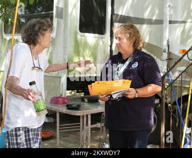 Hurrikan/Tropical Storm – Waveland, Miss. , 21. September 2012 FEMA Community Relations Specialist Debra Bauer hört einer Überlebenden des Hurrikans Isaac zu, die von ihrem Sturmereignis und den daraus resultierenden Schäden an ihrem Haus berichtet. Die FEMA arbeitet daran, den Überlebenden nach dem Schaden und der Zerstörung des Hurrikans Isaac in Mississippi und Louisiana zu helfen. David Fine/FEMA Mississippi Hurrikan Isaac. Fotos zu Katastrophen- und Notfallmanagementprogrammen, Aktivitäten und Beamten Stockfoto