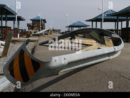 Hurrikan/Tropical Storm – Waveland, Miss. , 21. September 2012 Schaden am Garfield Ladner Memorial Pier verursacht durch Hurrikan Isaac. Die FEMA arbeitet daran, den Überlebenden nach dem Schaden und der Zerstörung des Hurrikans Isaac in Mississippi und Louisiana zu helfen. David Fine/FEMA Mississippi Hurrikan Isaac. Fotos zu Katastrophen- und Notfallmanagementprogrammen, Aktivitäten und Beamten Stockfoto