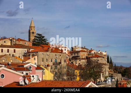 Blick auf die Stadt Labin in Istrien am 4. Dezember 2021. Labin ist eine Stadt im westlichen Teil Kroatiens, im Kreis Istrien. Foto: Srecko Niketic/PIXSELL Stockfoto