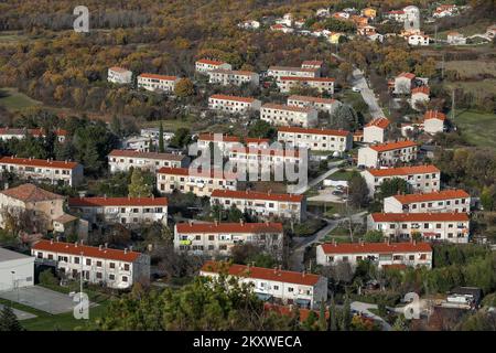 Blick auf die Stadt Labin in Istrien am 4. Dezember 2021. Labin ist eine Stadt im westlichen Teil Kroatiens, im Kreis Istrien. Foto: Srecko Niketic/PIXSELL Stockfoto