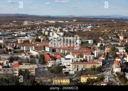 Blick auf die Stadt Labin in Istrien am 4. Dezember 2021. Labin ist eine Stadt im westlichen Teil Kroatiens, im Kreis Istrien. Foto: Srecko Niketic/PIXSELL Stockfoto