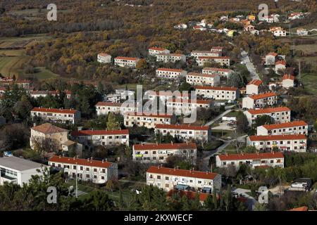 Blick auf die Stadt Labin in Istrien am 4. Dezember 2021. Labin ist eine Stadt im westlichen Teil Kroatiens, im Kreis Istrien. Foto: Srecko Niketic/PIXSELL Stockfoto