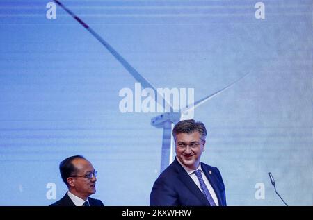 Botschafter der Volksrepublik China in der Republik Kroatien Qi Qianjin und Premierminister Kroatiens Andrej Plenkovic anlässlich der Zeremonie zum Beginn der 23-jährigen Betriebsdauer des Windparks Senj in Zagreb, Kroatien, am 7. Dezember 2021. Die Teilnehmer der Zeremonie konnten den Beginn der Turbinen dieses Windparks live über einen Videolink verfolgen. Dieses Projekt hat einen Wert von 230 Millionen Euro, und dieser Windpark ist einer der größten auf dem Balkan. Chinas Norinco baute 39 Windmühlen, die jährlich etwa 530 Gigawattstunden Strom erzeugen sollten. Jede Windmühle kostet 100 Stockfoto