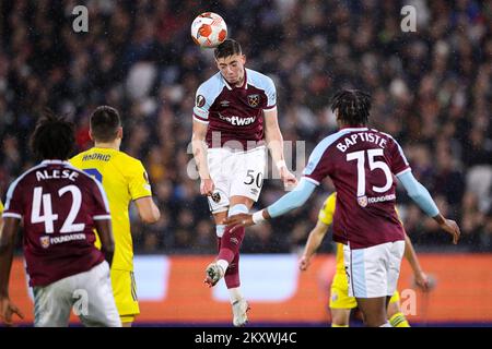 LONDON, ENGLAND - DEZEMBER 09: Harrison Ashby von West Ham United tritt am 9. Dezember 2021 im Olympiastadion in London, Vereinigtes Königreich, während des Gruppenspiels der UEFA Europa League zwischen West Ham United und Dinamo Zagreb. Foto: Igor Kralj/PIXSELL Stockfoto