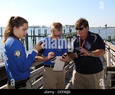 Biloxi, Miss., 2. Oktober 2012 die Mitglieder des FEMA Corps Nate Hallgren und Samantha Labaschin beginnen ihre Zusammenarbeit mit dem Projektspezialisten für öffentliche Unterstützung Ed Garrison und lernen, Projektarbeitsblätter zu erstellen, um öffentliche Einrichtungen wiederherzustellen, die während des Hurrikans Isaac beschädigt wurden. Die FEMA und die Mississippi Emergency Management Agency arbeiten zusammen, um Überlebenden zu helfen, sich von den Auswirkungen des Hurrikans Isaac zu erholen. David Fine/FEMA Mississippi Hurrikan Isaac. Fotos zu Katastrophen- und Notfallmanagementprogrammen, Aktivitäten und Beamten Stockfoto