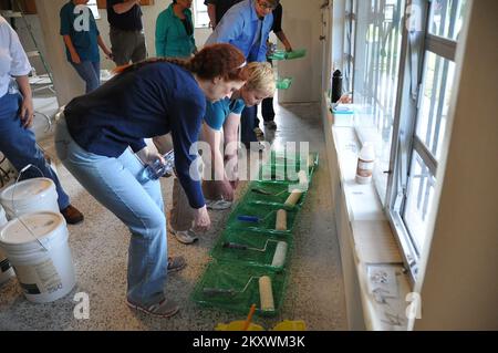 Slidell, La., 18. Oktober 2012 FEMA Future Leaders Teilnehmer bereiten sich darauf vor, zwei Häuser zu malen, die vom Hurrikan Isaac Flutwasser in Slidell betroffen sind. Louisiana Hurrikan Isaac. Fotos zu Katastrophen- und Notfallmanagementprogrammen, Aktivitäten und Beamten Stockfoto