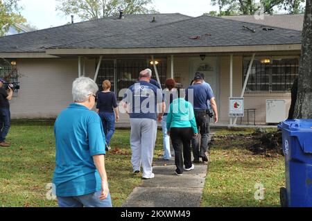 Slidell, La., 18. Oktober 2012 FEMA Future Leaders besuchen eines der Häuser, die vom Hurrikan Isaac Flutwasser betroffen sind, um ihre Zeit freiwillig zu verbringen und dabei zu helfen, beschädigte Wände zu streichen. Louisiana Hurrikan Isaac. Fotos zu Katastrophen- und Notfallmanagementprogrammen, Aktivitäten und Beamten Stockfoto