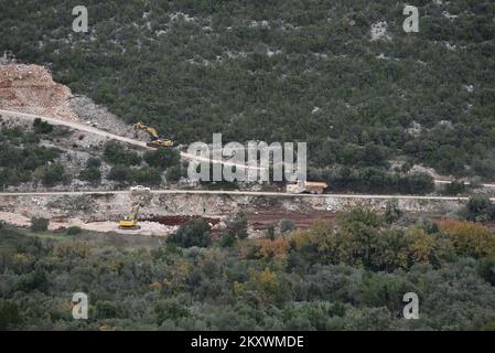 Das Bild zeigt eine Ansicht der Zufahrtsstraßen zur Peljesac-Brücke. Arbeitet am 16. Dezember 2021 oberhalb von Brijeste in Peljesac, Kroatien. Foto: Matko Begovic/PIXSELL Stockfoto