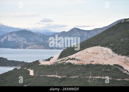 Das Bild zeigt eine Ansicht der Zufahrtsstraßen zur Peljesac-Brücke. Arbeitet am 16. Dezember 2021 oberhalb von Brijeste in Peljesac, Kroatien. Foto: Matko Begovic/PIXSELL Stockfoto